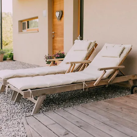 Lill' Hill Estate & Wellness - Anna