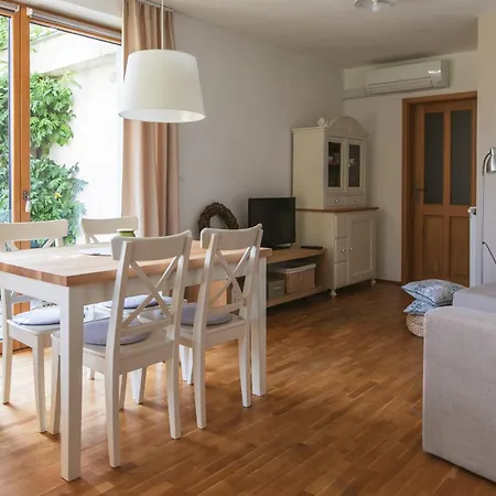 Lill' Hill Estate & Wellness - Anna Idrija